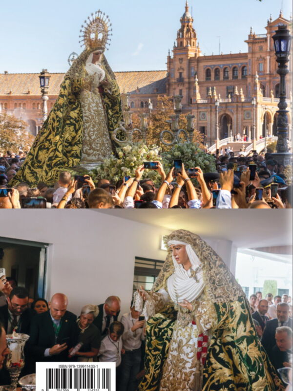 Imagen de una procesión religiosa con una imagen de la Virgen en el centro, rodeada por fieles y oficiales. En el fondo, se puede ver la famosa Plaza de España en Sevilla, con su arquitectura barroca. La imagen está tomada durante un evento religioso importante, posiblemente una procesión o misa.