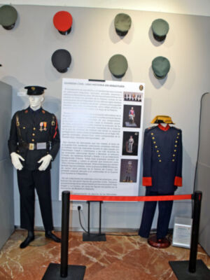 Más de 20 uniformes originales y 70 piezas de colección muestran 180 años de historia en Sevilla 