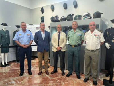 Más de 20 uniformes originales y 70 piezas de colección muestran 180 años de historia en Sevilla 