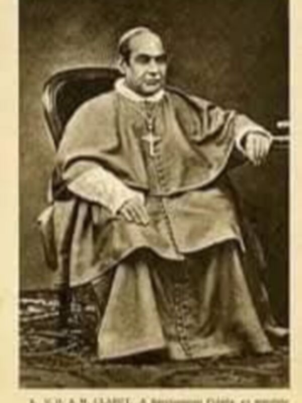 Retrato de un hombre vestido con hábito religioso, sentado en una silla. La imagen parece ser de principios del siglo XX.