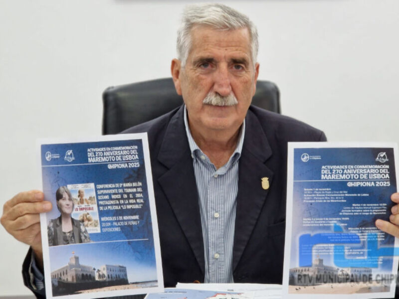 Un hombre sostiene dos folletos informativos sobre el 250º Aniversario del Municipio de Maresmoto, con imágenes y texto en español.