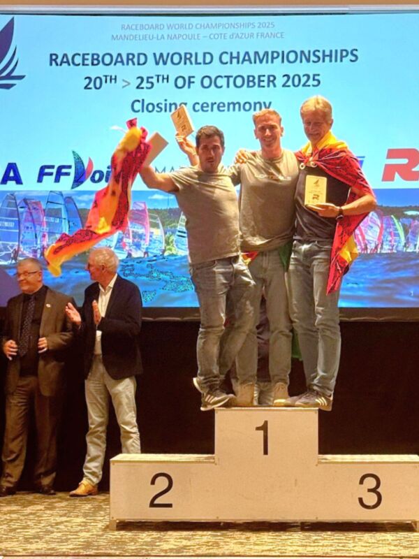 Concurso Mundial de Tablas de Remo 2025, Manneville La Napolitaine, Francia. Ceremonia de Cierre 20 al 25 de Octubre de 2025. Podio con medalla y bandera francesa.