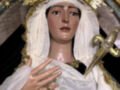 Escultura religiosa de una Virgen María con vestimenta blanca y dorada, coronada con un halo. La mano izquierda sostiene una estrella de oro.