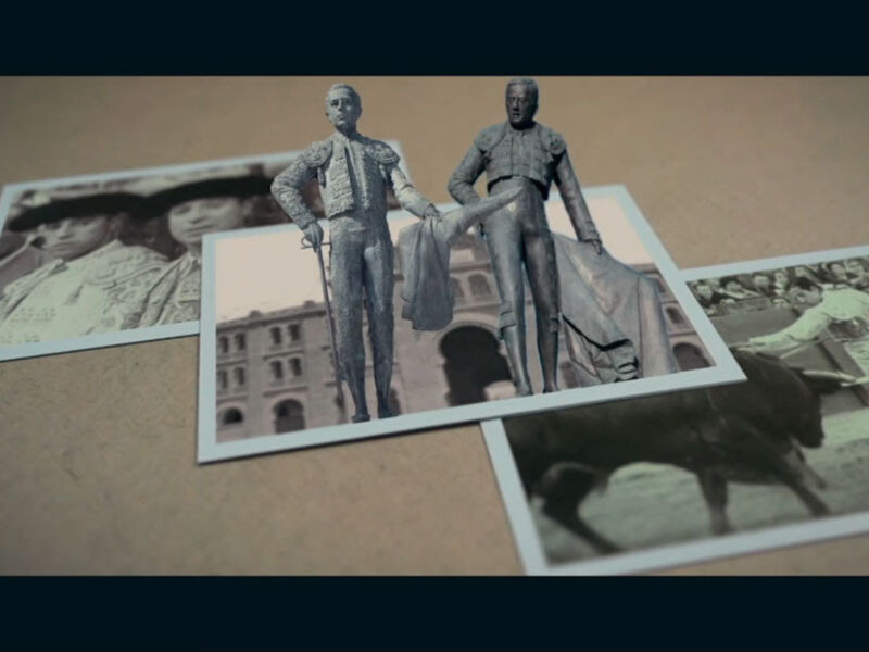 Imágenes antiguas de toreros y toros, con un fondo de edificios históricos.