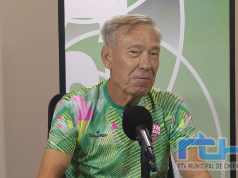 Entrevista en una conferencia de prensa, con un hombre hablando frente a un micrófono. La imagen muestra una parte de la pared con un logo y el nombre "RTV MUNICIPAL DE CHIRONA" en la esquina inferior derecha.