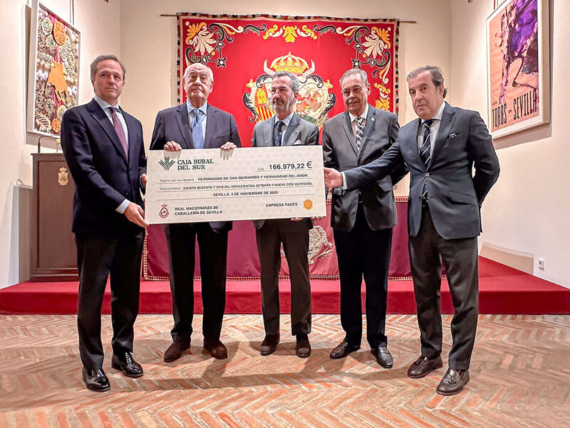 Grupo Caja Rural del Sur entrega un cheque de 160.079,23 euros a la Fundación Cajasur para apoyar la investigación en cáncer.