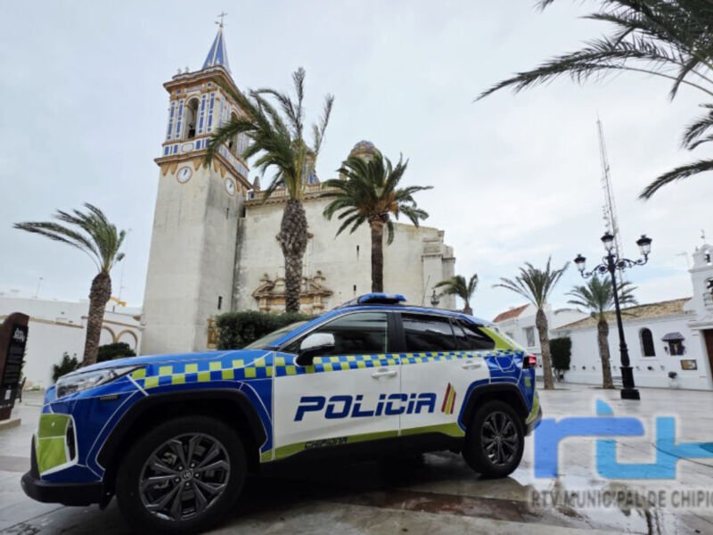 Vehículo de Policía en la Plaza de España, Chipiona. Imagen tomada por RTVC.