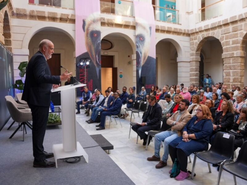 El presidente de la República, Luis Lacalle Pou, pronuncia un discurso en el Palacio Legislativo de Uruguay. La audiencia está compuesta por representantes políticos y ciudadanos interesados en el evento. El escenario es decorado con imágenes de aves, reflejando la importancia del medio ambiente en el discurso.