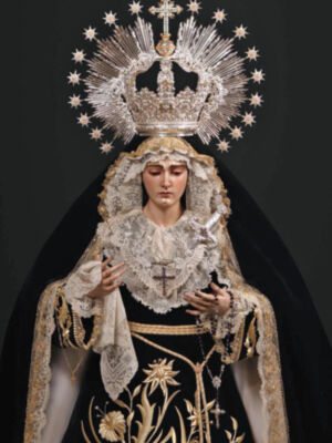  Alcalá del Río reza ante su Virgen de las Angustias, símbolo de esperanza y consuelo eterno