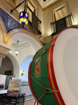  La Calle Sierpes acoge una muestra que celebra dos décadas de trayectoria de la Banda de Cornetas y Tambores Esencia en Sevilla 