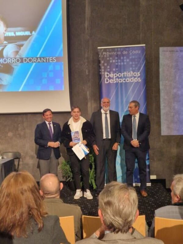 Miguel Ángel Chamorro recibe su distinción en el reconocimiento a los deportistas de la provincia de Cádiz