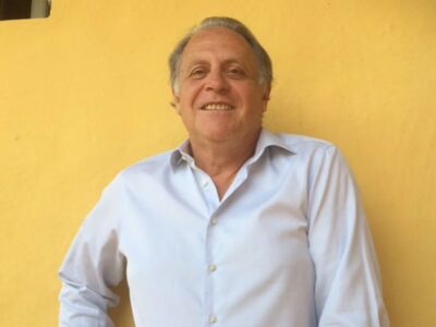 El médico sevillano Fernando Arenzana-Seisdedos es condecorado con la Orden Nacional del Mérito francesa