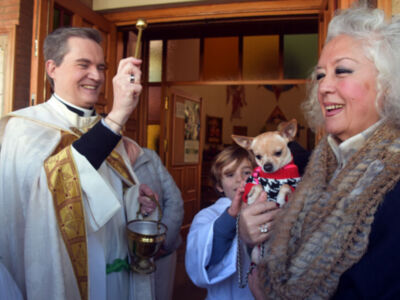 La bendición de San Antón reúne a fieles y mascotas en la Parroquia de la Resurrección del Señor de Sevilla 