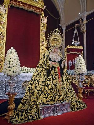Alcalá del Río se sumerge en el recogimiento ante Nuestra Señora de los Dolores en su Soledad Coronada 