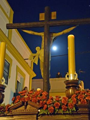 El Santísimo Cristo del Buen Fin recorre Alcalá del Río en una noche de fe y silencio 