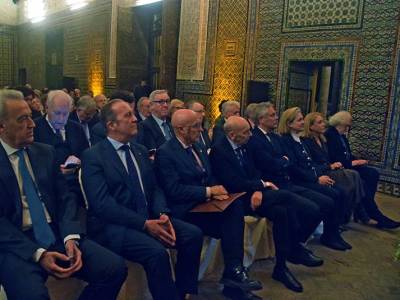 La historiadora Enriqueta Vila Vilar recibe el reconocimiento de Sevilla en un acto de alto nivel académico 