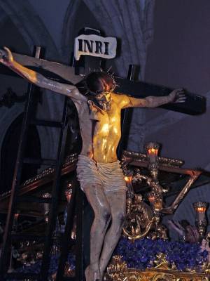  Alcalá del Río revive con solemnidad el ancestral rito del Descendimiento de Cristo 